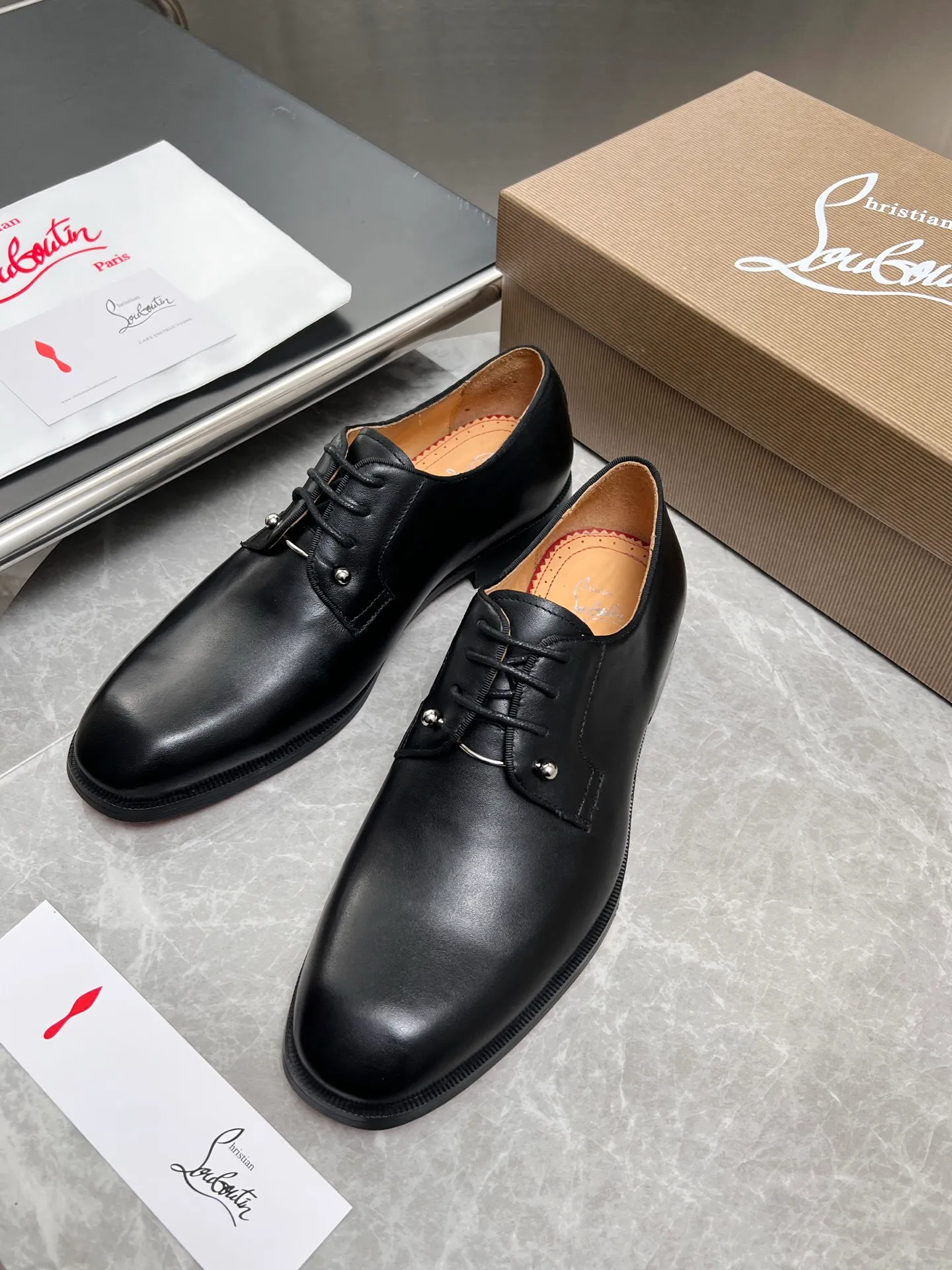 [CL red sole] Top P: 900💰 Number of yards: 39~44 (38.4546. Customized, non-refundable) CL new men's formal shoes Loaf leather shoes Christia* Loubouti* red sole shoes The red sole is luxurious and elegant, reshaping the style boundary of casual formal wear. It is extremely innovative in material selection, and creates a rich visual and tactile experience through the collision of different materials! Made of top-grade calfskin/glossy patent leather/spliced ​​technical fabric in contrasting colors. The upper is stitched by hand with fine and even stitching. It is based on the square-toe loafer shoe shape, with neat and elegant lines, which fits the toughness of men's wear. The upper is embellished with metal rivets, injecting individual details into classic loafers, breaking the mediocrity of casual shoes, and giving a concrete expression of "low-key luxury". From the original color/red cowhide lining inside the shoe to the instantly recognizable red sole, the "red sole" is not only the brand's visual identity, but also a "luxury codeword" when walking. The red sole exposed inadvertently conveys taste and identity instantly. From the innovative splicing of materials, to the personalized fusion of design, to the ingenious inheritance of craftsmanship, the Christian Louboutin men's loafer series is not only a pair of casual shoes, but also a "yuppie style" dressing weapon for men. Whether it is a casual business meeting or a casual look for daily travel, it can help you become a unique and stylish man in every occasion with its "red Loaf" attitude.